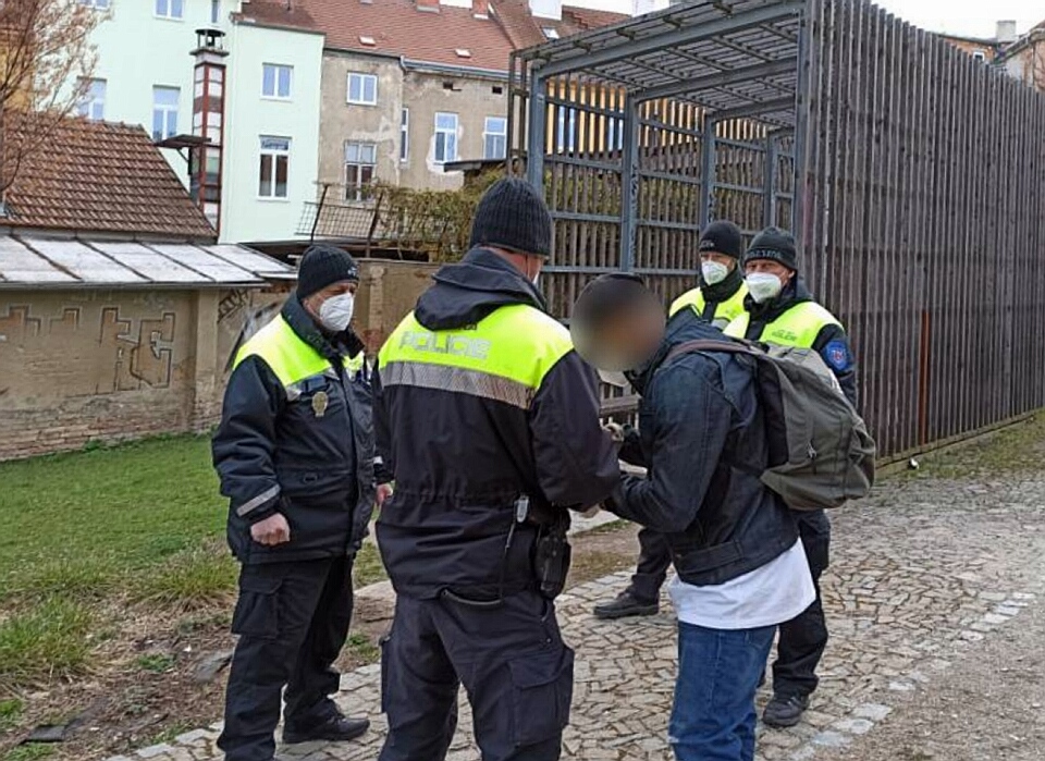 stánici v parku